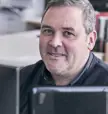 Kristof Pont in een binnenruimte, kijkend richting camera.