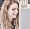 Een portretfoto van Lise Lejaeghere kijkend naar een computerscherm.